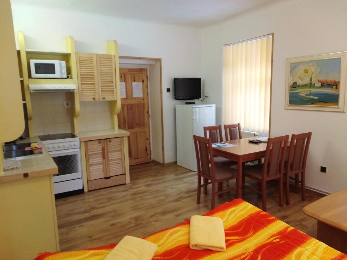 Apartmany Ilona โรกีนีซ นัด ยีเซอโร ภายนอก รูปภาพ